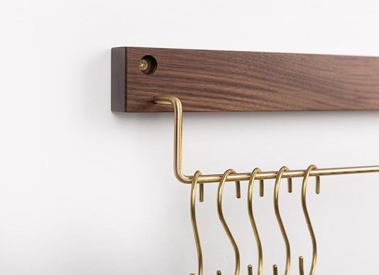 Carvallo – Elegant Bökved Towel Rack with Brass Accents