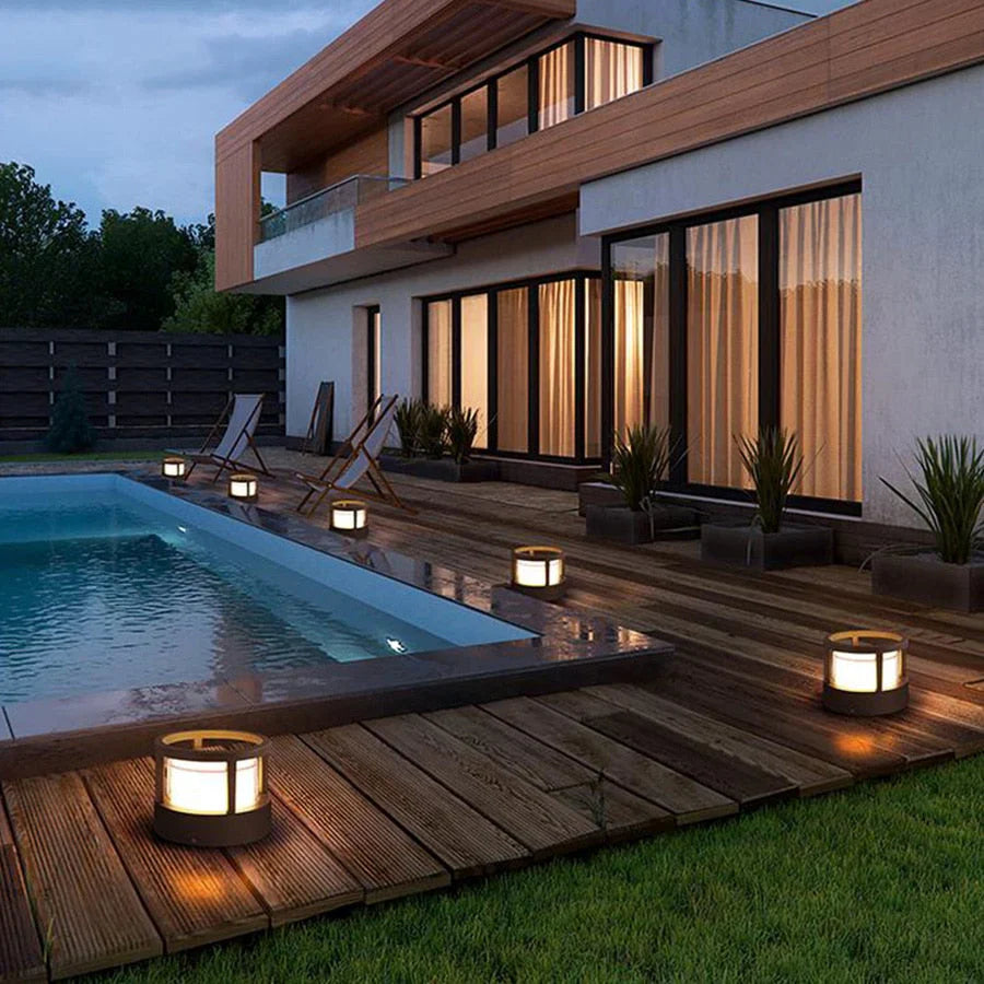 Carvallo - Solcellerdrevet utomhus pelarlampa med elegant spotlight-design för stigar