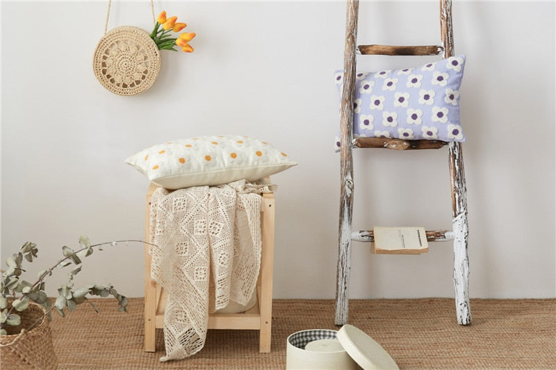 Carvallo – Broderad Ländkuddeöverdrag med Lekfulla Margueriter