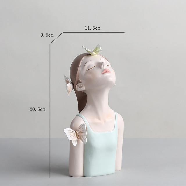 Carvallo – Fängslande Skulptur i Skogen med Fjärilar och Blommor