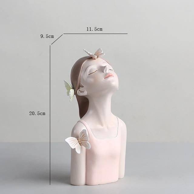 Carvallo – Fängslande Skulptur i Skogen med Fjärilar och Blommor