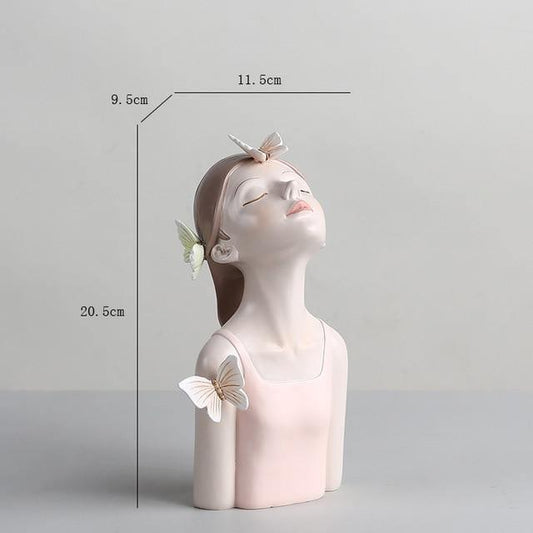 Carvallo – Fängslande Skulptur i Skogen med Fjärilar och Blommor