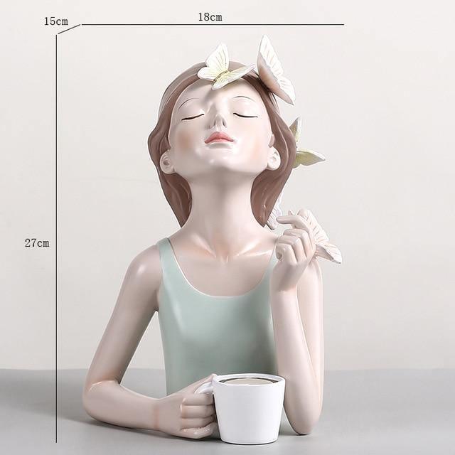 Carvallo – Fängslande Skulptur i Skogen med Fjärilar och Blommor