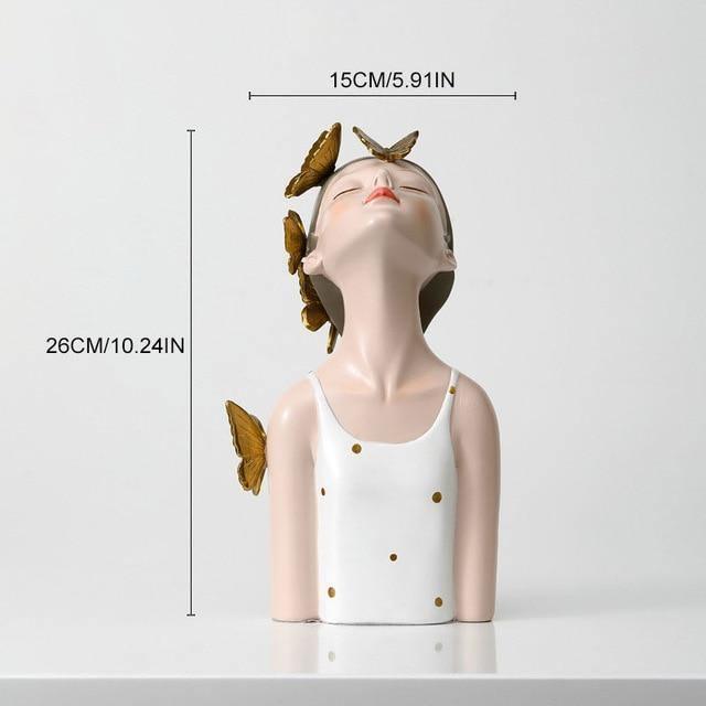 Carvallo – Fängslande Skulptur i Skogen med Fjärilar och Blommor