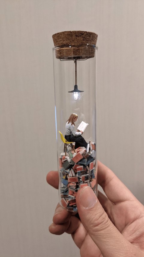 SculptedView - Konstnärlig Reagensrörsmonitor För Unik Inredning