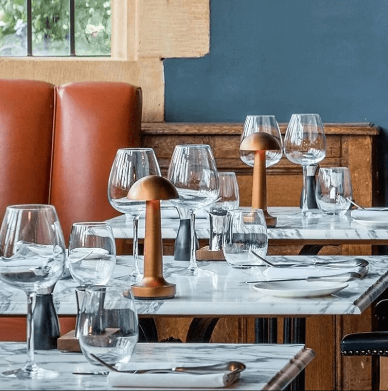 VividElegance - Modern Bordslampa med Stilrent Design