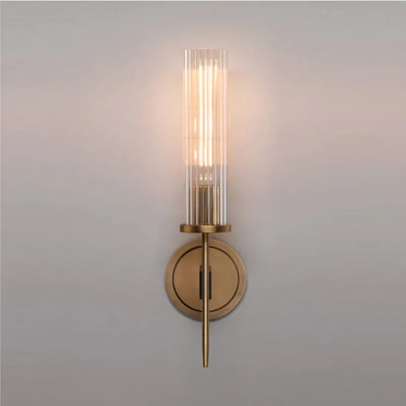 Modern vägglampa med ribbat glas och kopparfinish