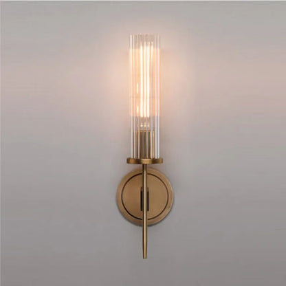Modern vägglampa med ribbat glas och kopparfinish