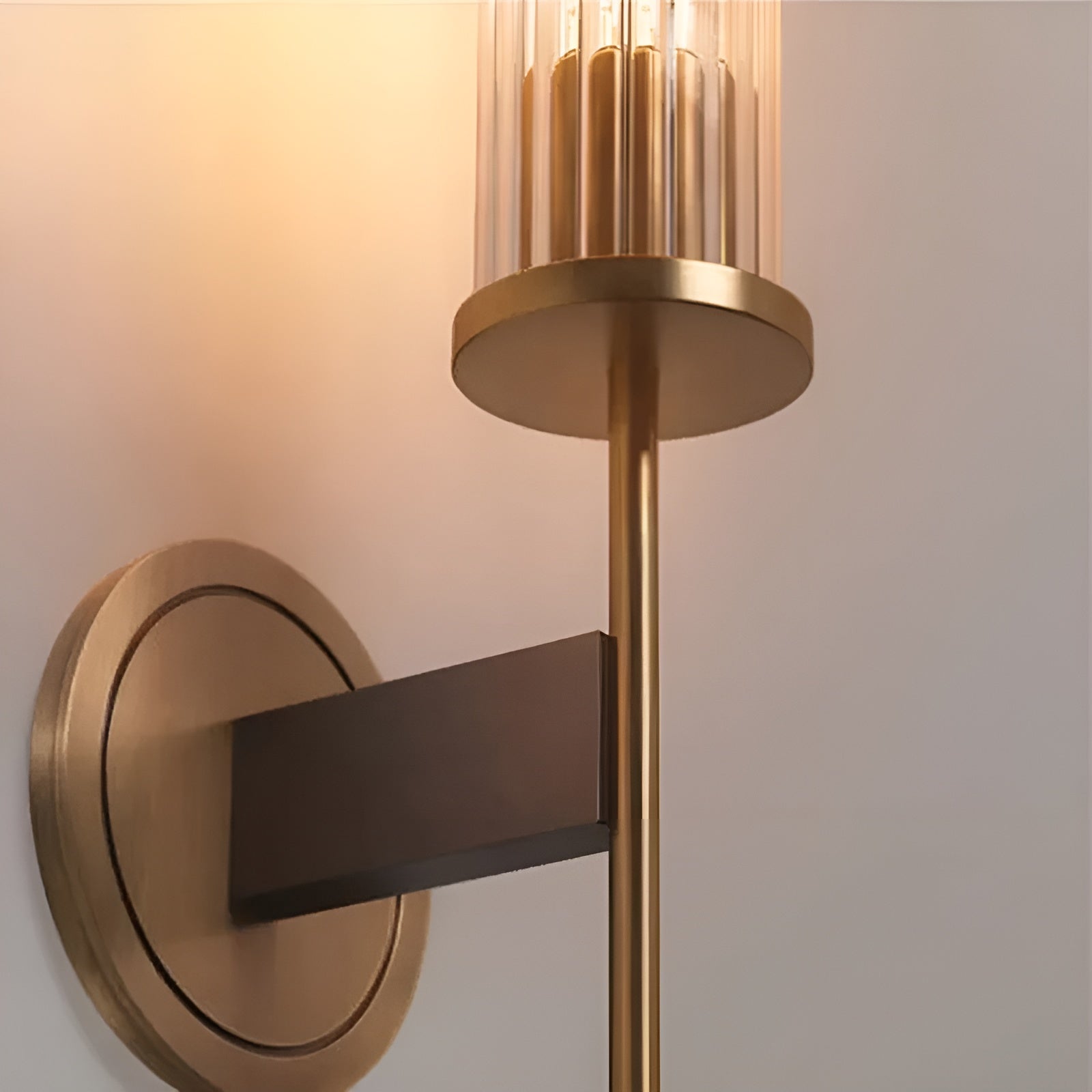 Modern vägglampa – kopparfinish &amp; ribbat glas för stiliga accenter