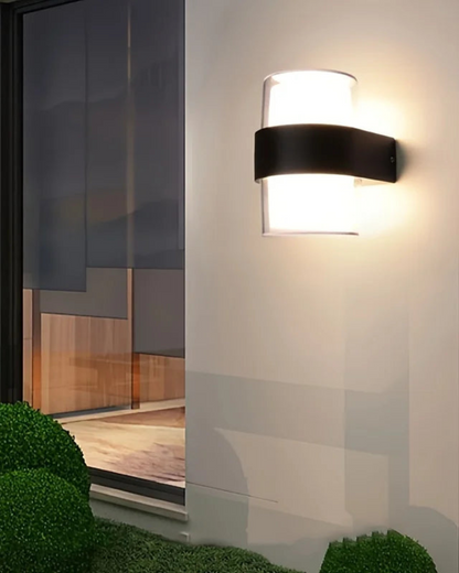 SereneGlow - Elegant utomhus vägglampa för en varm och inbjudande atmosfär