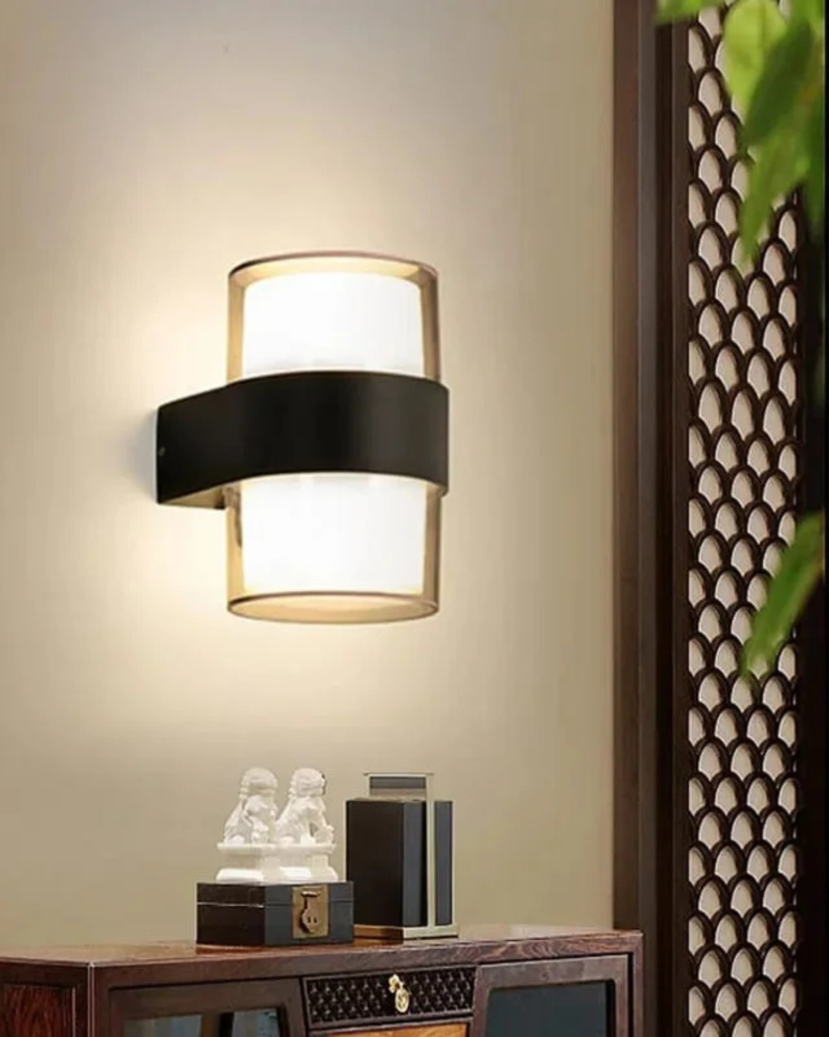 SereneGlow - Elegant utomhus vägglampa för en varm och inbjudande atmosfär