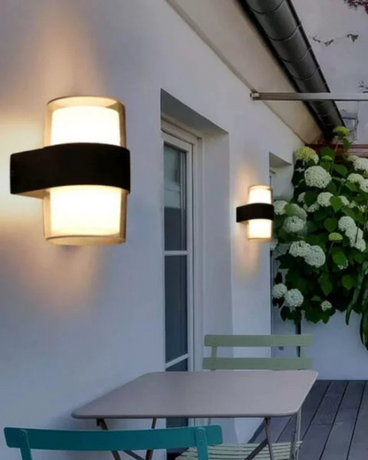 SereneGlow - Elegant utomhus vägglampa för en varm och inbjudande atmosfär