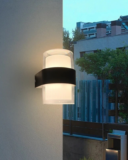 SereneGlow - Elegant utomhus vägglampa för en varm och inbjudande atmosfär