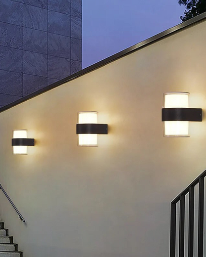 SereneGlow - Elegant utomhus vägglampa för en varm och inbjudande atmosfär