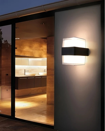 SereneGlow - Elegant utomhus vägglampa för en varm och inbjudande atmosfär