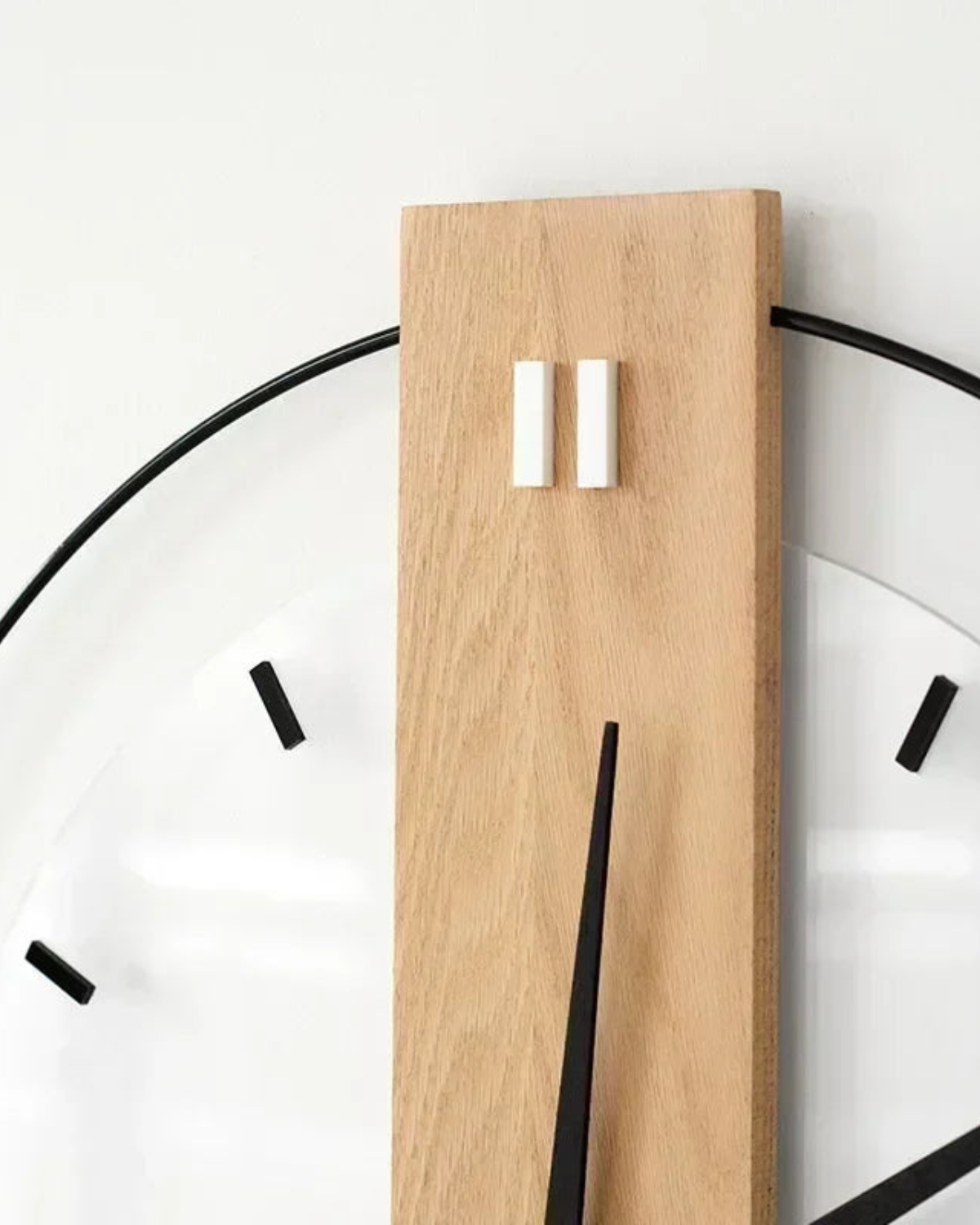 Carvallo - Modernt runt väggur med elegant träcenter och djärva svarta visare