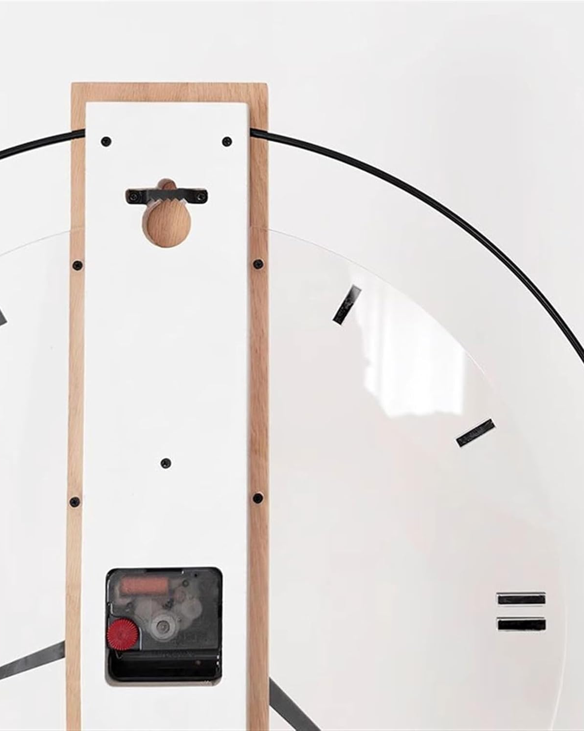 Carvallo - Modernt runt väggur med elegant träcenter och djärva svarta visare