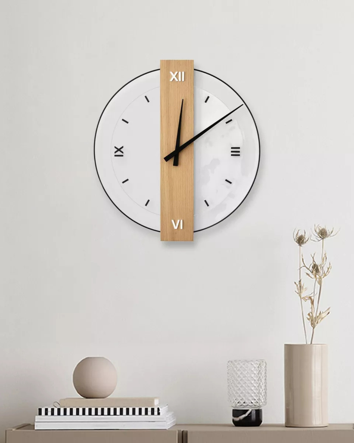 Carvallo - Modernt runt väggur med elegant träcenter och djärva svarta visare