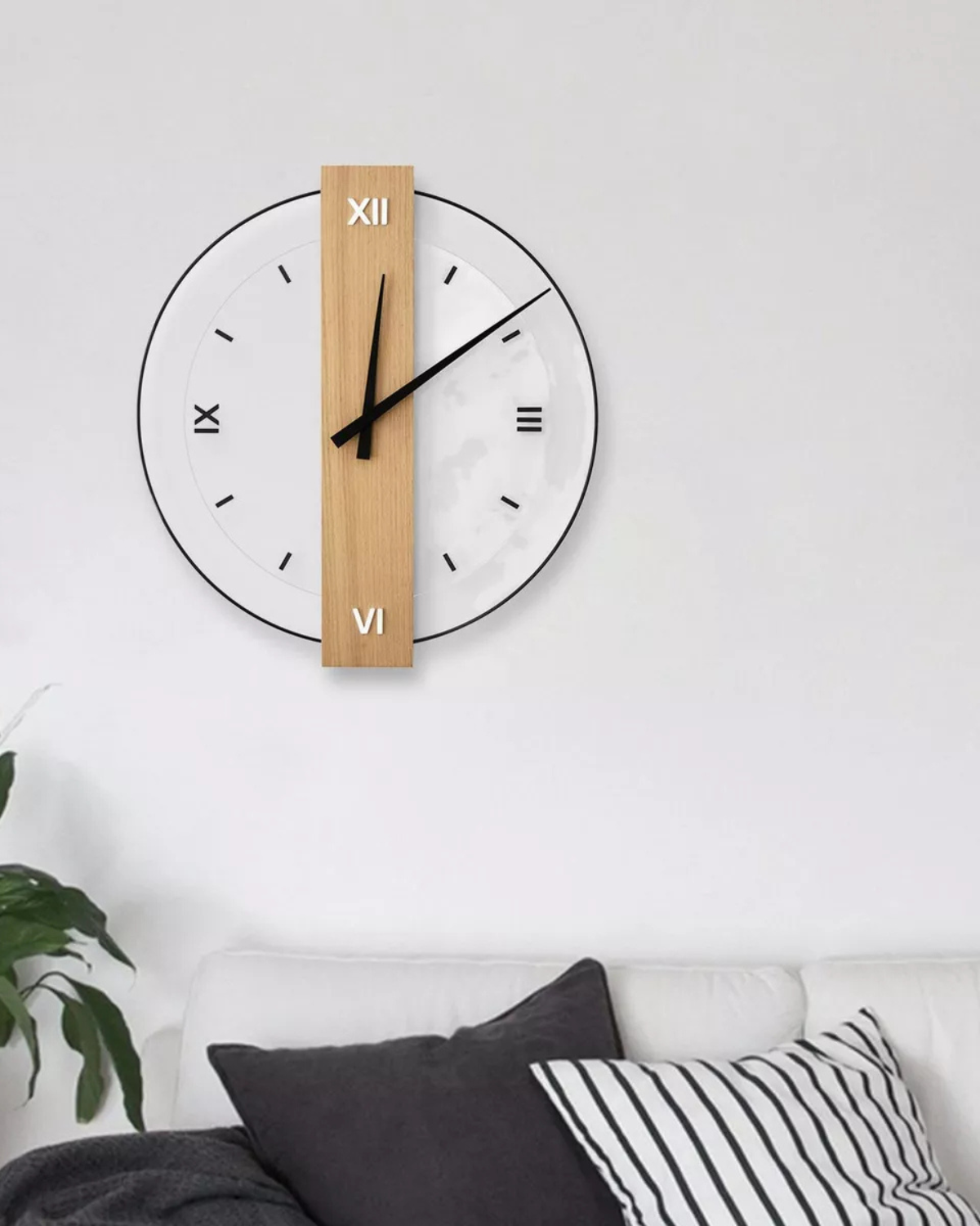 Carvallo - Modernt runt väggur med elegant träcenter och djärva svarta visare