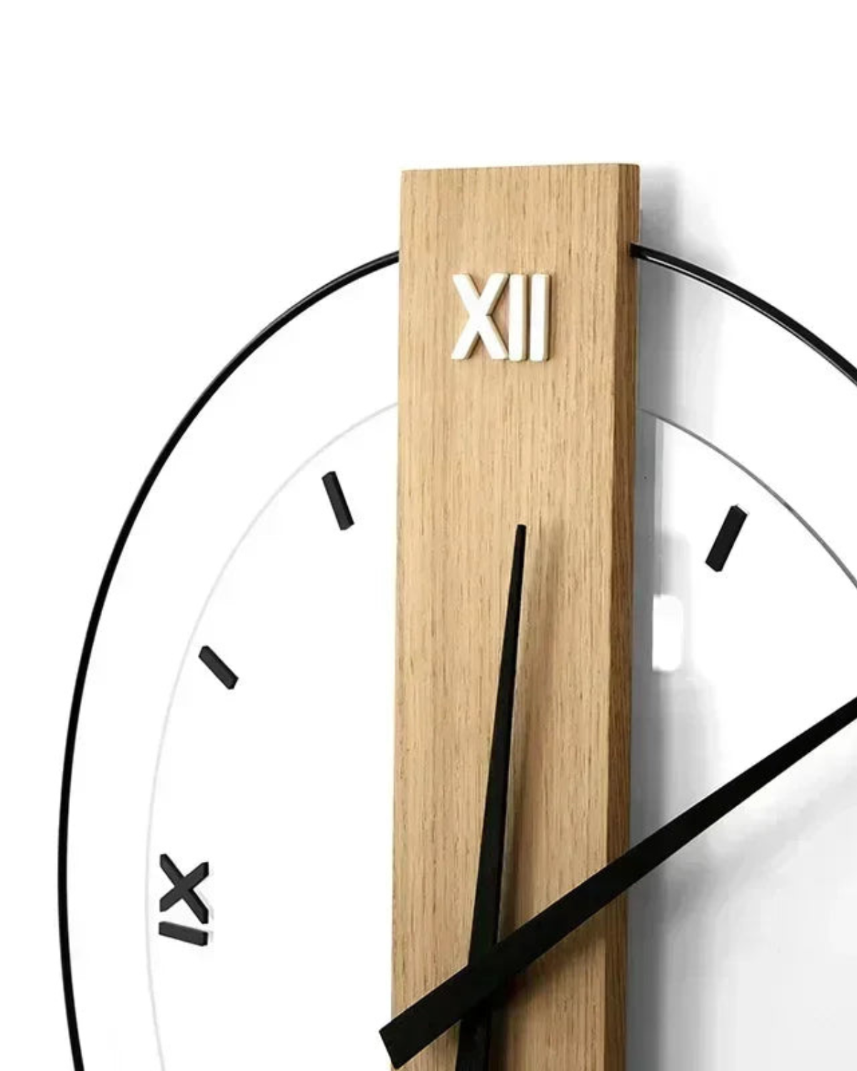 Carvallo - Modernt runt väggur med elegant träcenter och djärva svarta visare