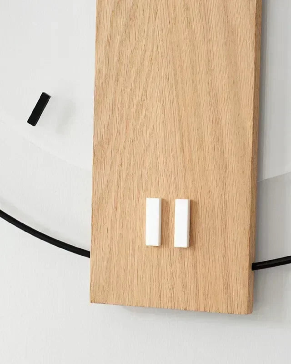 Carvallo - Modernt runt väggur med elegant träcenter och djärva svarta visare