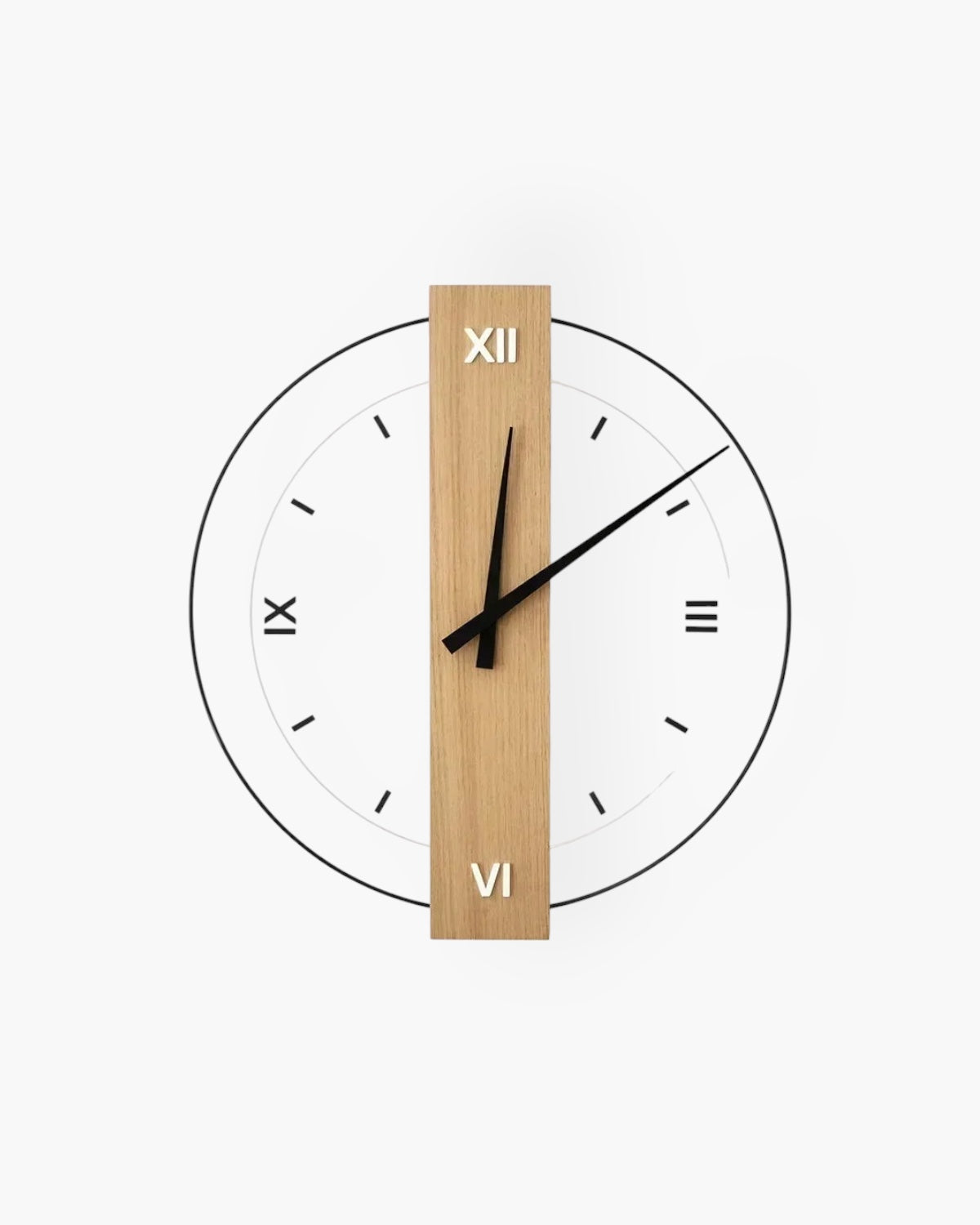 Carvallo - Modernt runt väggur med elegant träcenter och djärva svarta visare