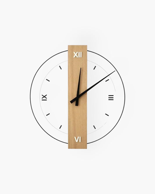 Carvallo - Modernt runt väggur med elegant träcenter och djärva svarta visare