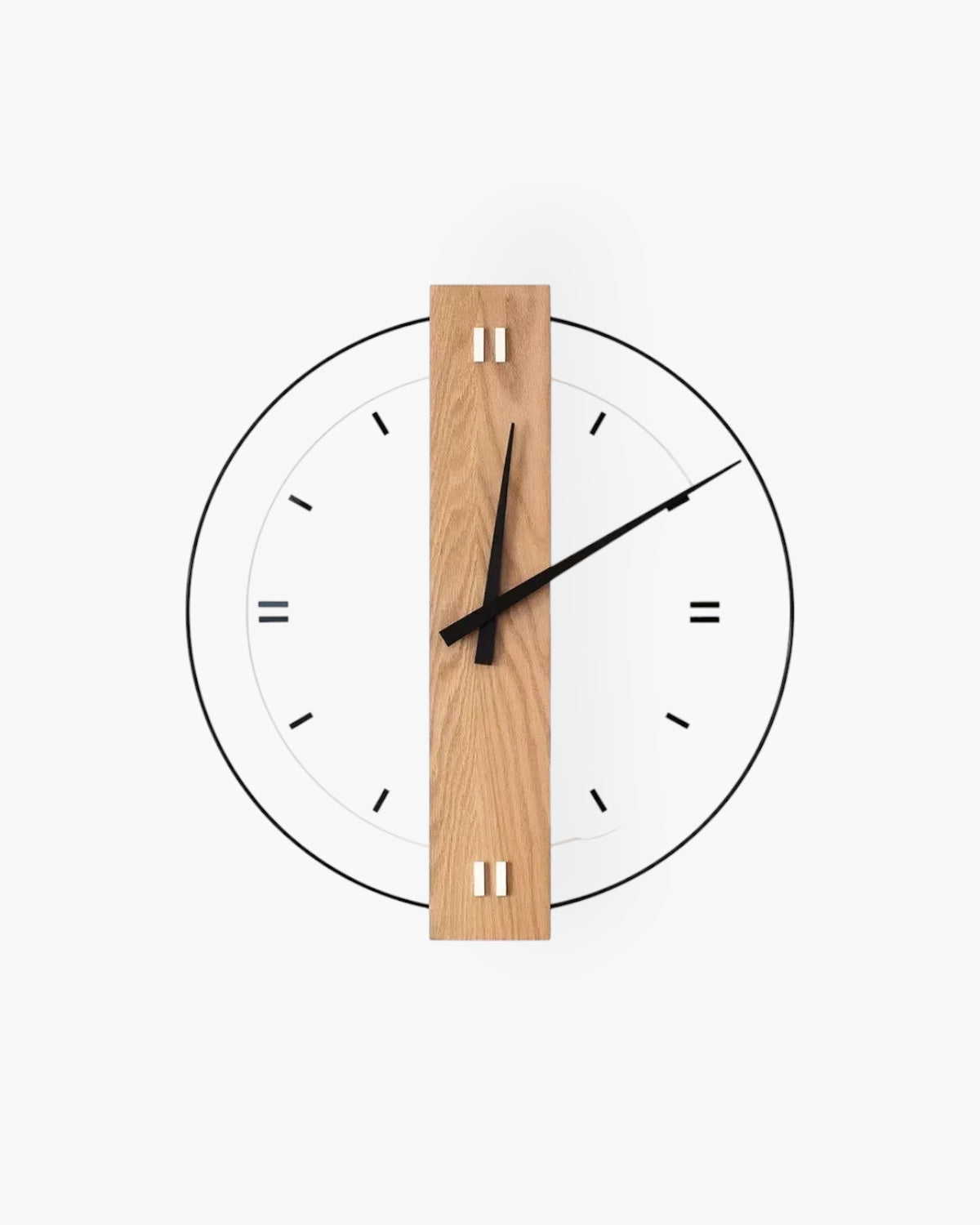 Carvallo - Modernt runt väggur med elegant träcenter och djärva svarta visare