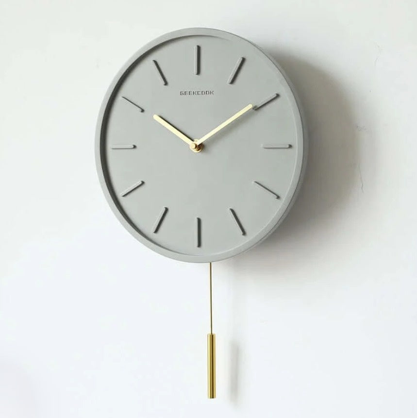PenduloTime - Modern nordisk väggklocka med elegant pendeldesign