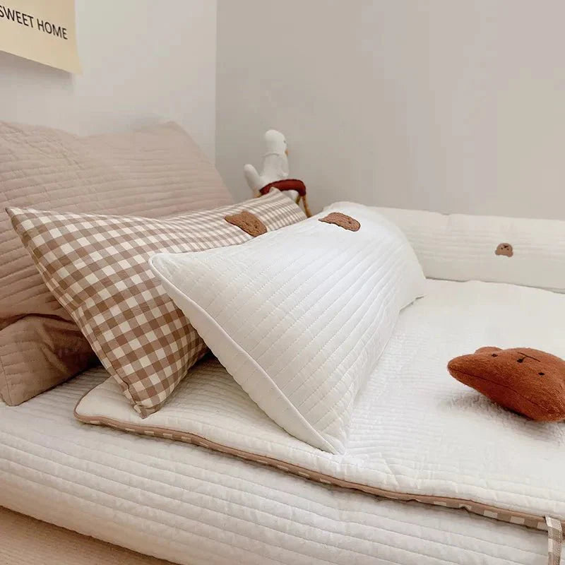 Mjuk Broderad Nallebjörns Kudde - Rund Ekologisk Kudde