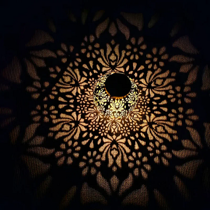 Solarträdgårdslampa med mönstrad ljuseffekt