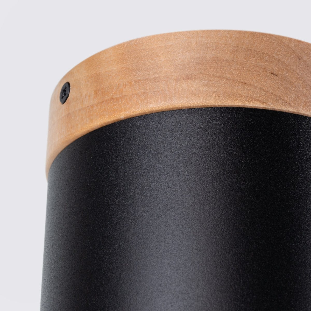 RIF Taklampa Svart - Elegant Design - Naturlig Träfinish - Mjuk LED-Belysning - Energibesparande - Idealisk för Vardagsrum och Kontor