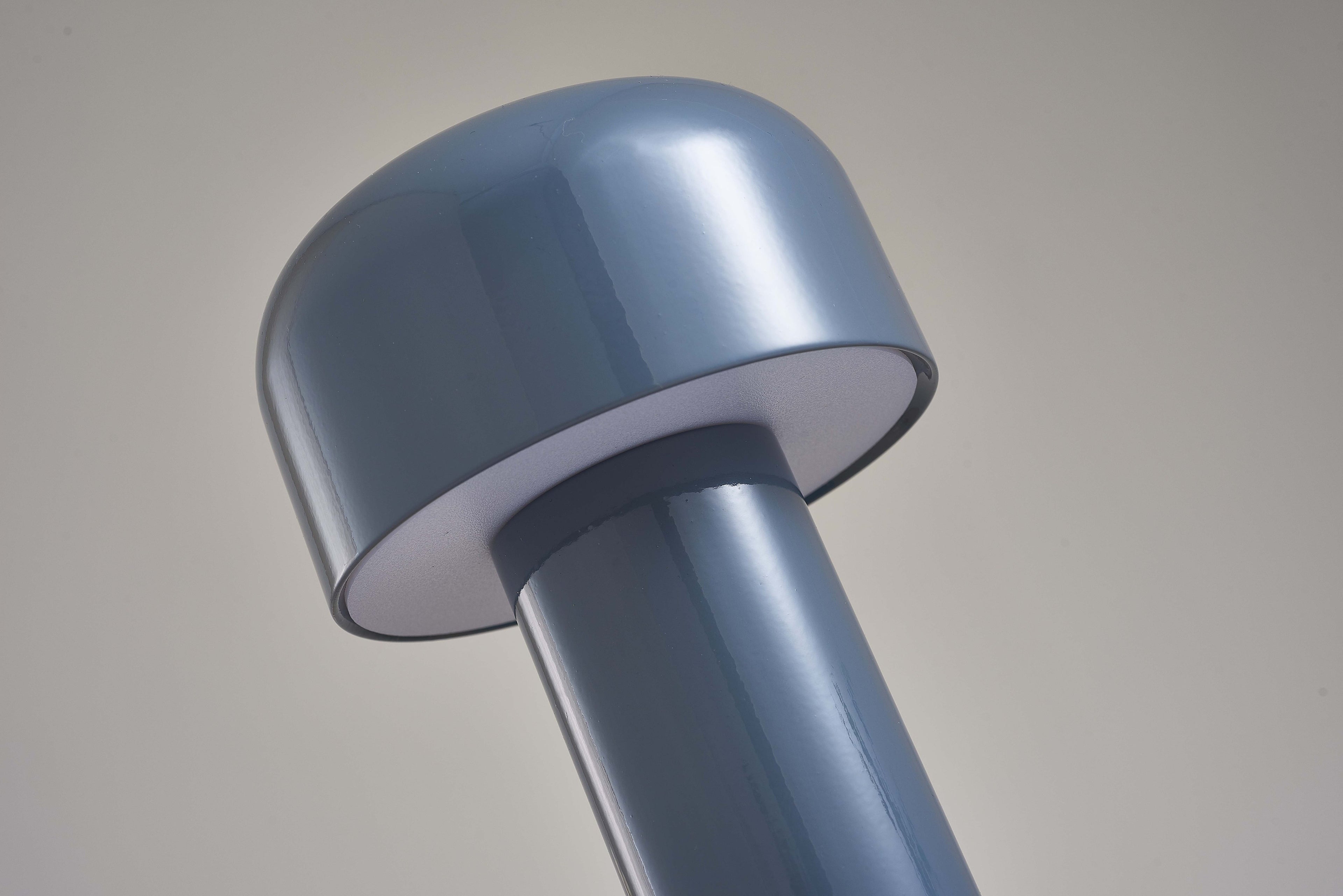 Bordslampa med modern sladdlös design