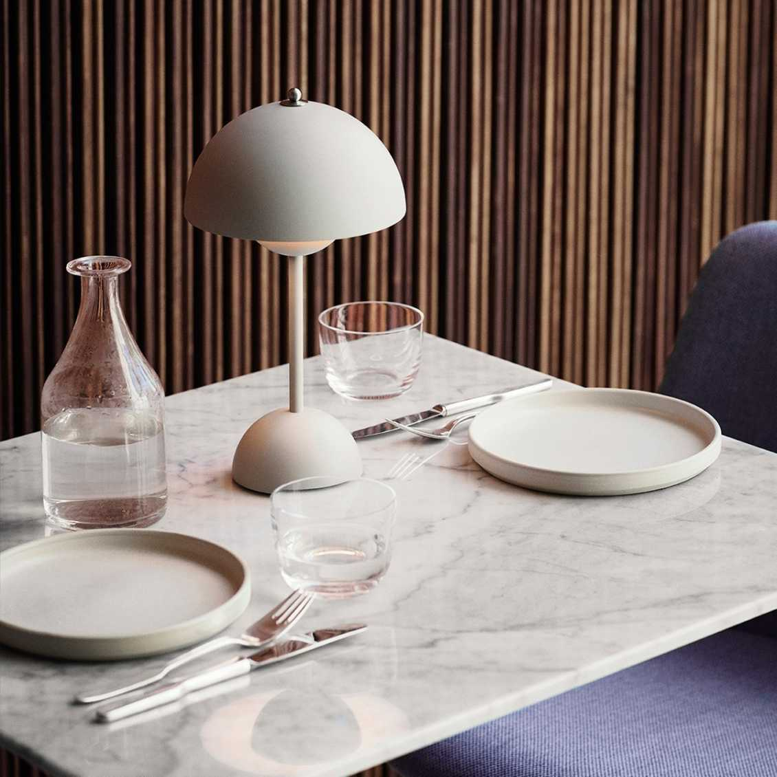 Bordslampa med vit kupol och LED-ljus