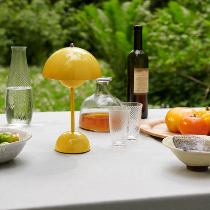 Bordslampa med vit kupol och LED-ljus