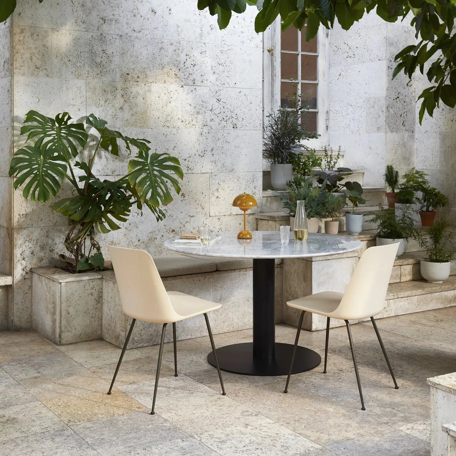 Bordslampa med vit kupol och LED-ljus