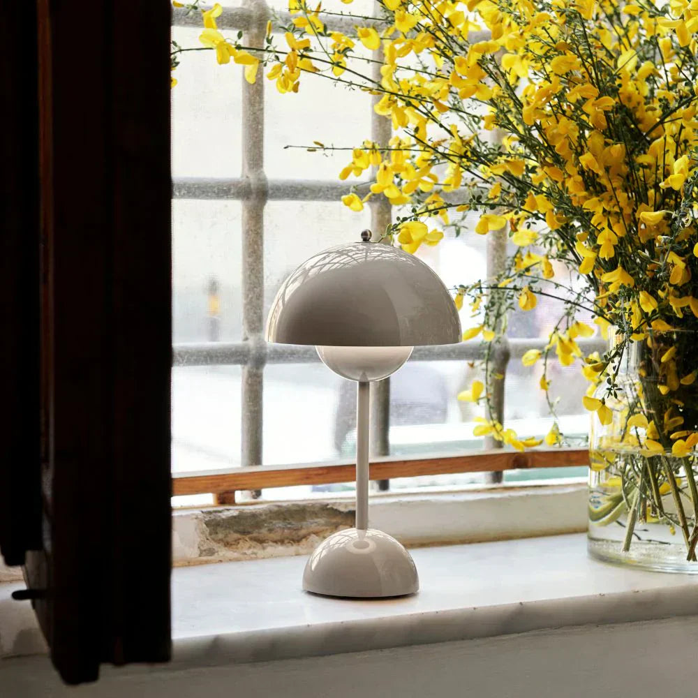 Bordslampa med vit kupol och LED-ljus