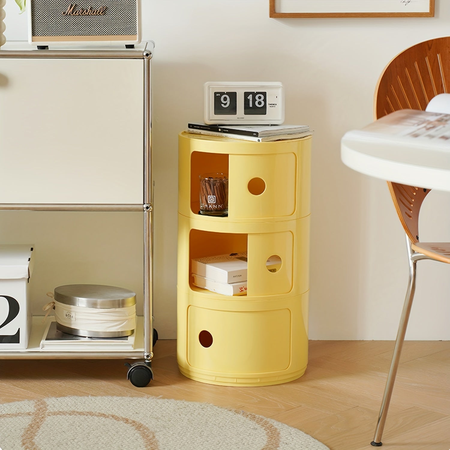 Sängbord med runda plastförvaringslådor