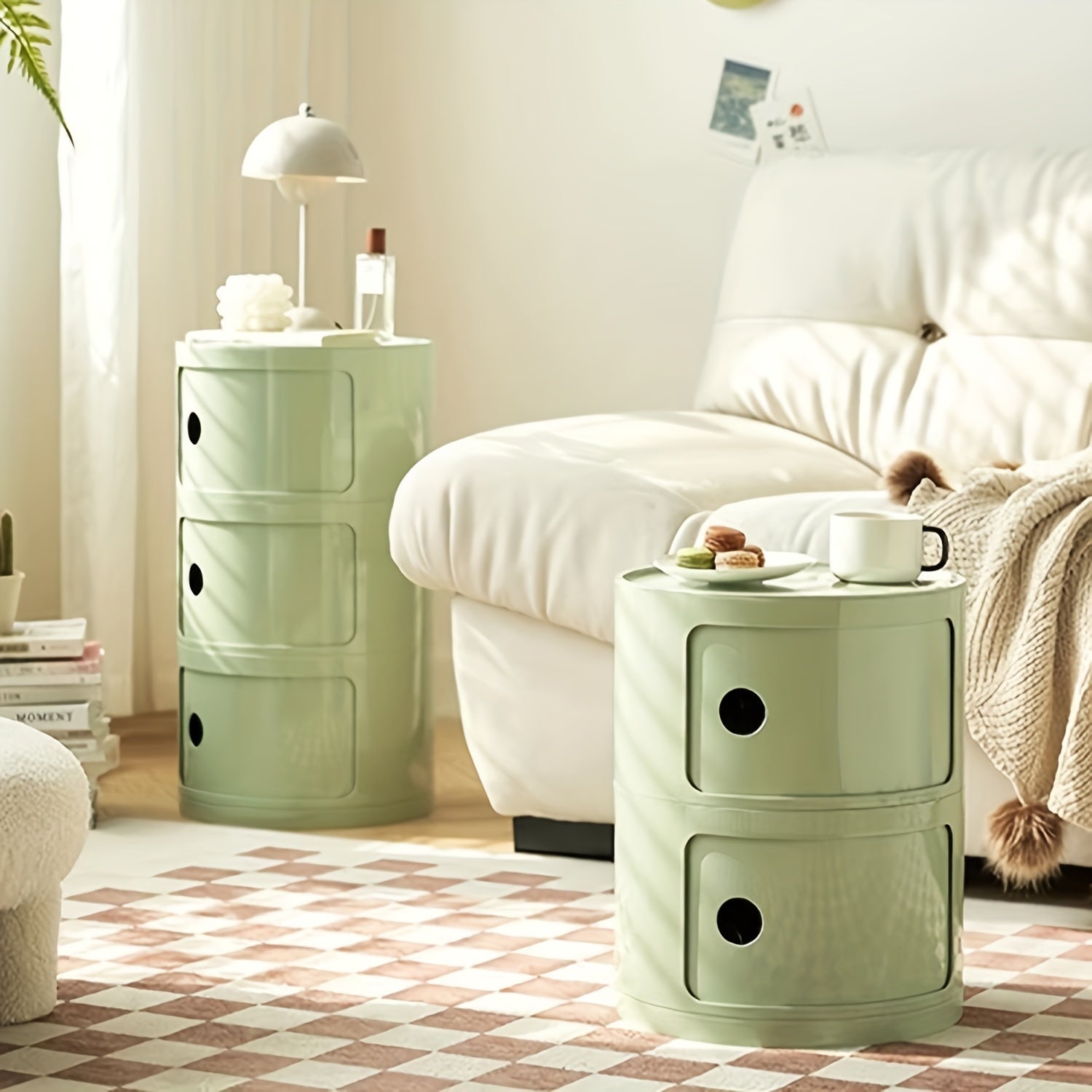 Sängbord med runda plastförvaringslådor