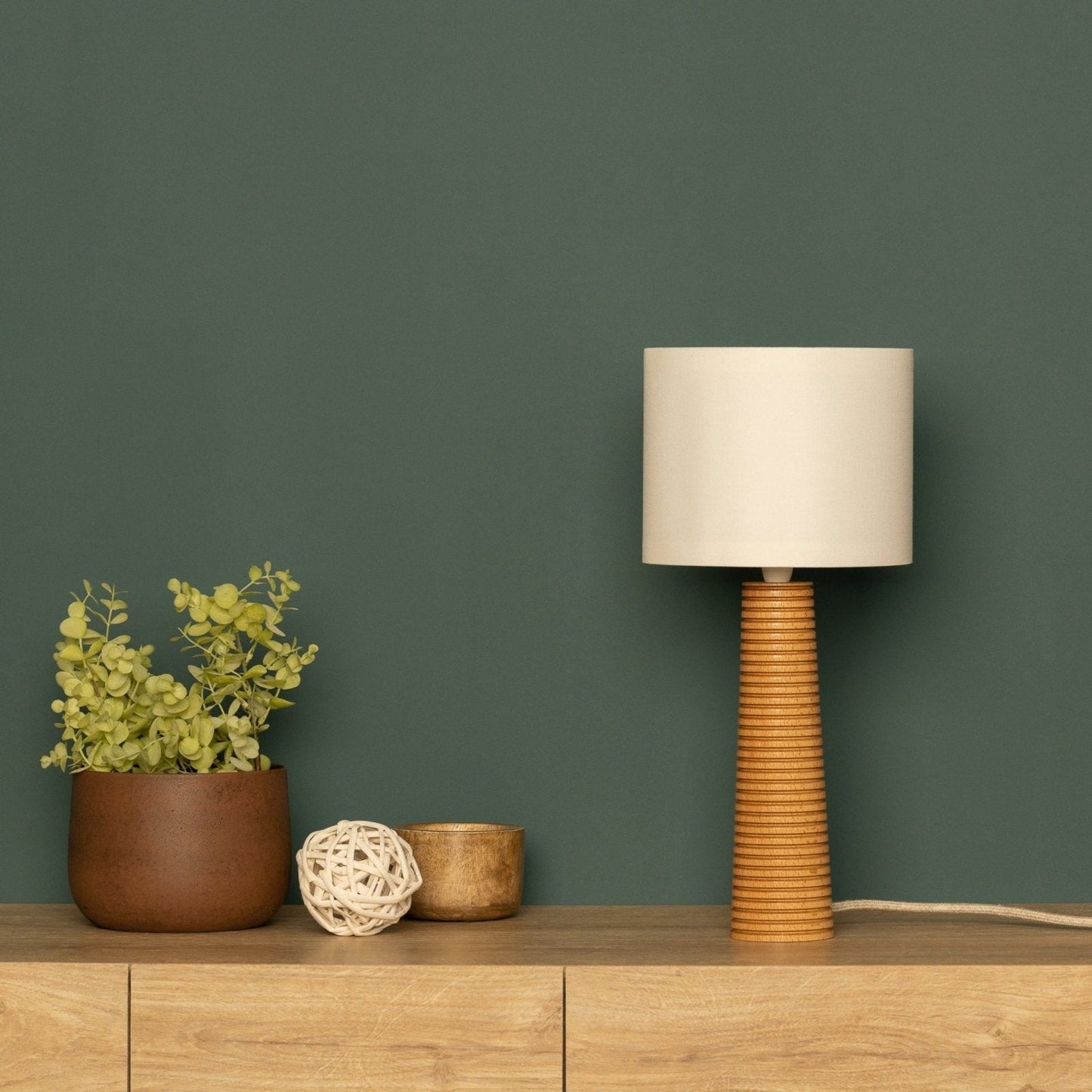 NordicGlow - Träbordslampa med Fälld Fot och Tyglampa