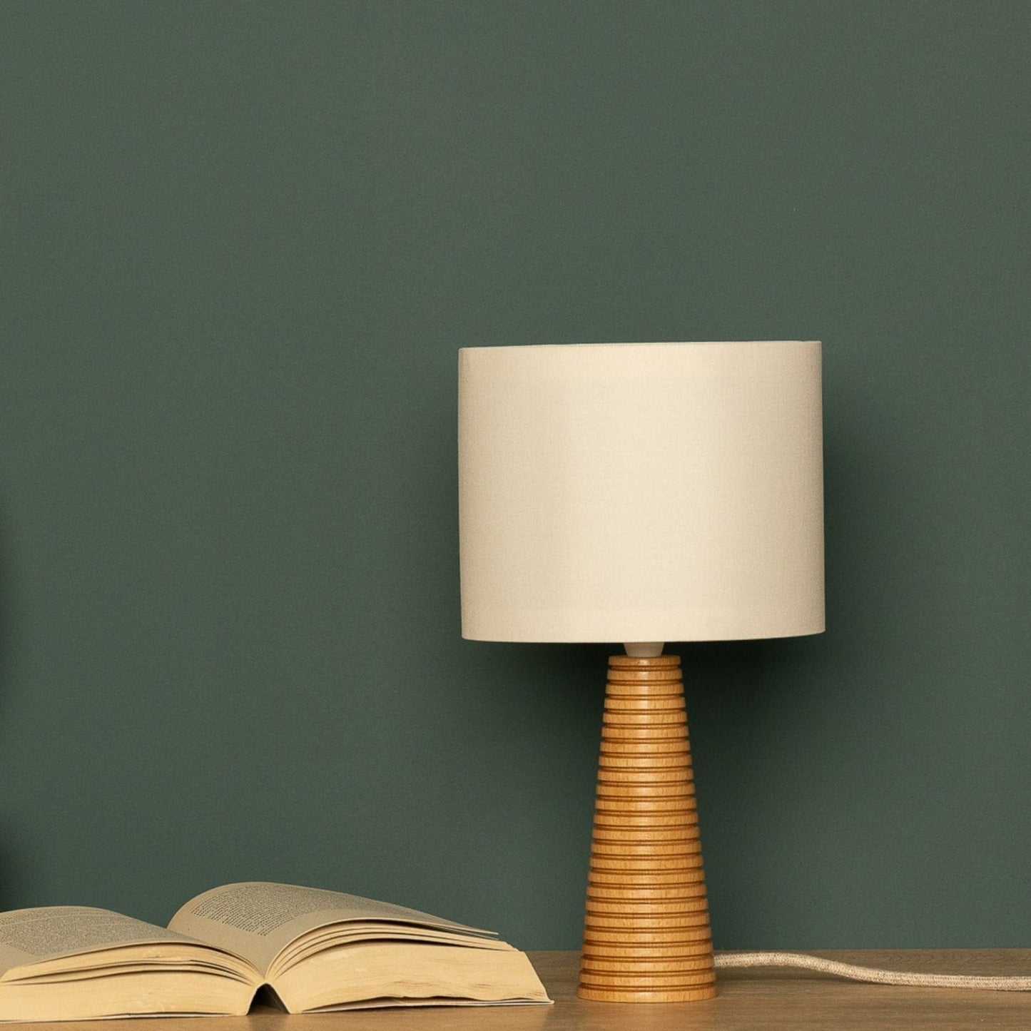 NordicGlow - Träbordslampa med Fälld Fot och Tyglampa