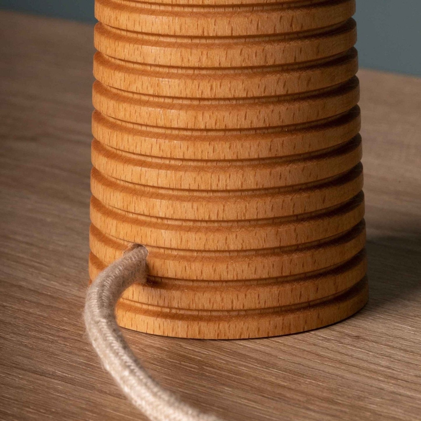 NordicGlow - Träbordslampa med Fälld Fot och Tyglampa