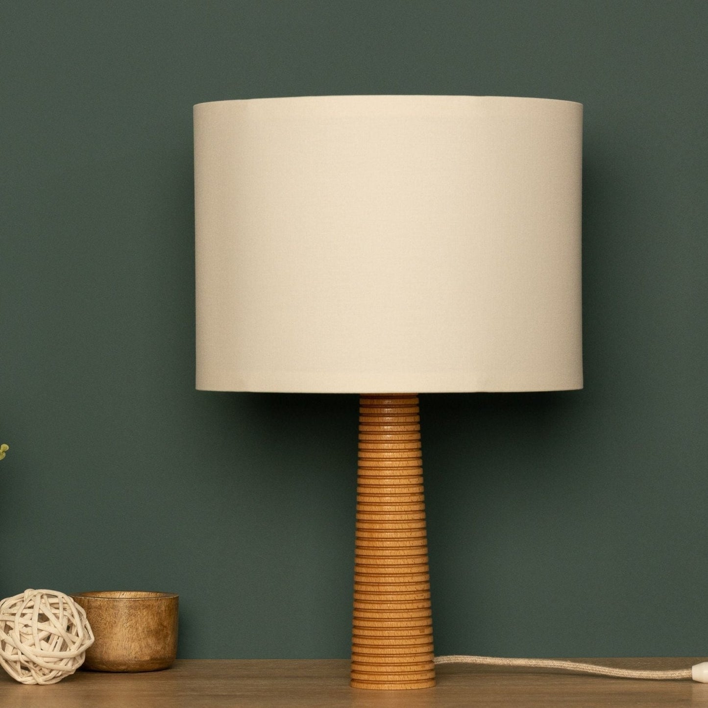 NordicGlow - Träbordslampa med Fälld Fot och Tyglampa