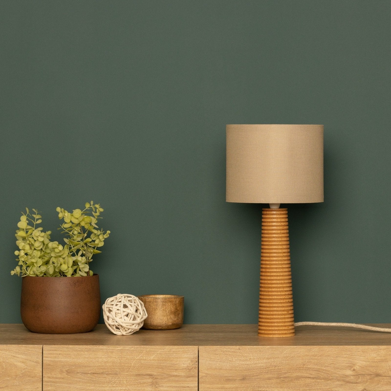 NordicGlow - Träbordslampa med Fälld Fot och Tyglampa