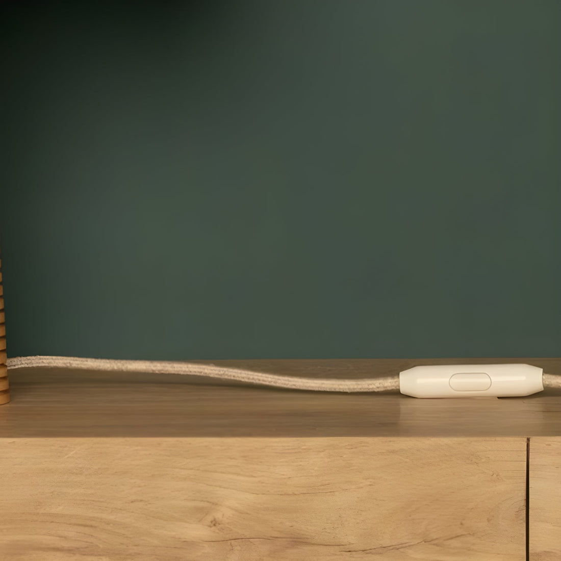 NordicGlow - Minimalistisk Träbordslampa med Tygtopp för Vardagsrum och Sovrum