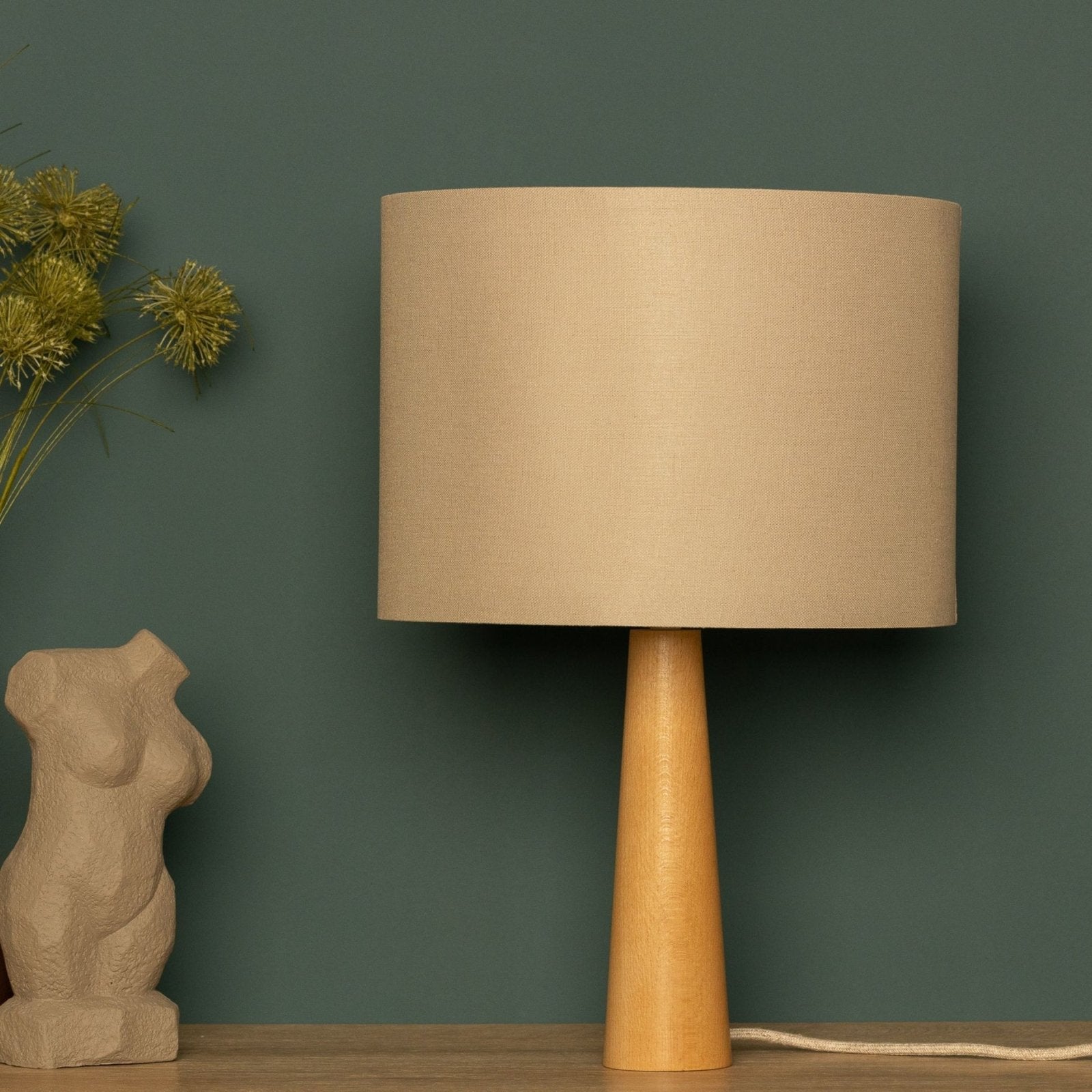 NordicGlow - Minimalistisk Träbordslampa med Tygtopp för Vardagsrum och Sovrum