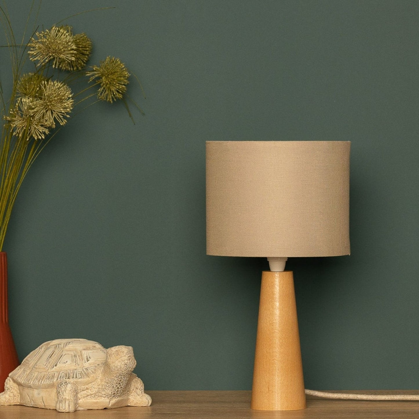 NordicGlow - Minimalistisk Träbordslampa med Tygtopp för Vardagsrum och Sovrum