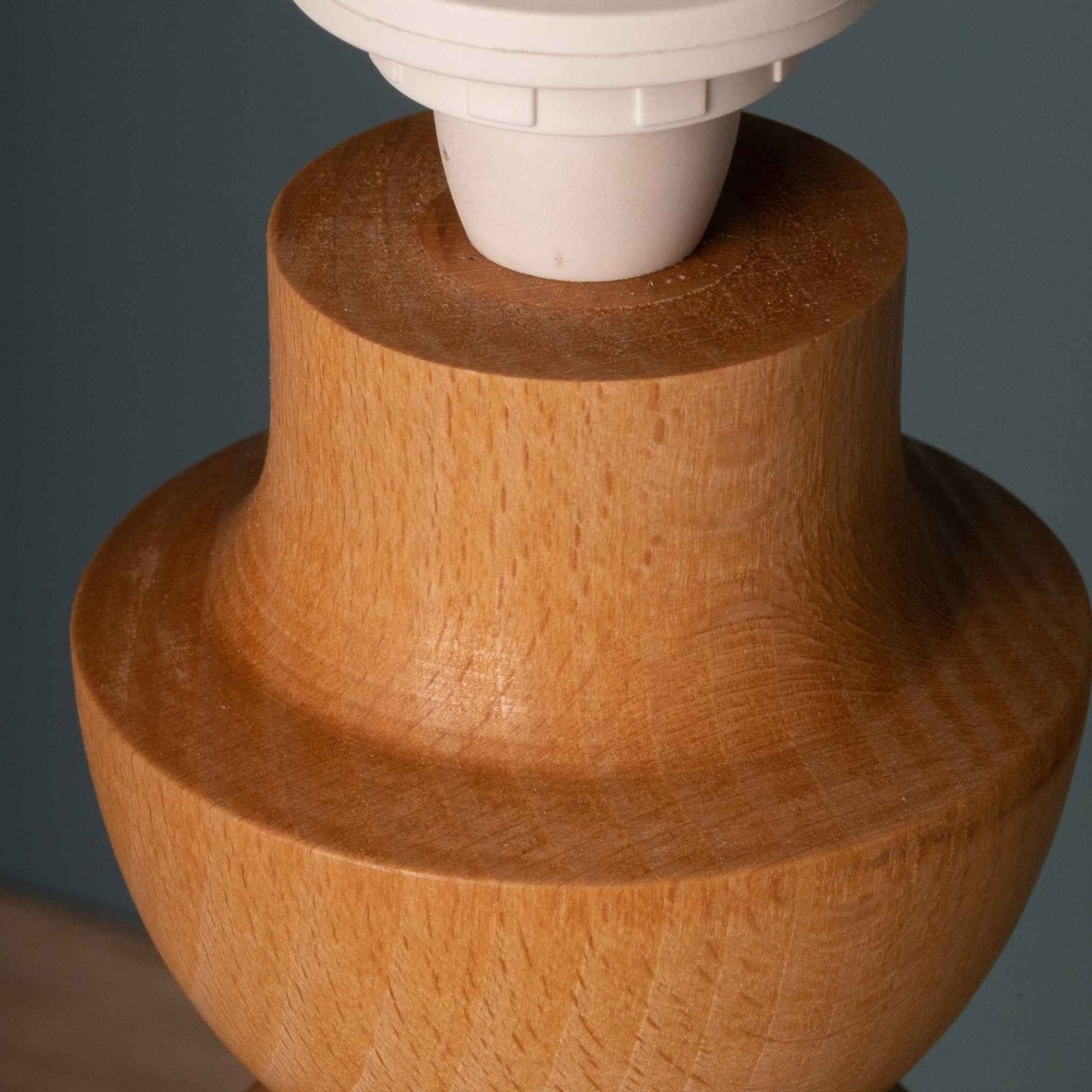 LumiWood – Trä Bordslampa med Tygskärm, Skandinavisk Nattbordslampa