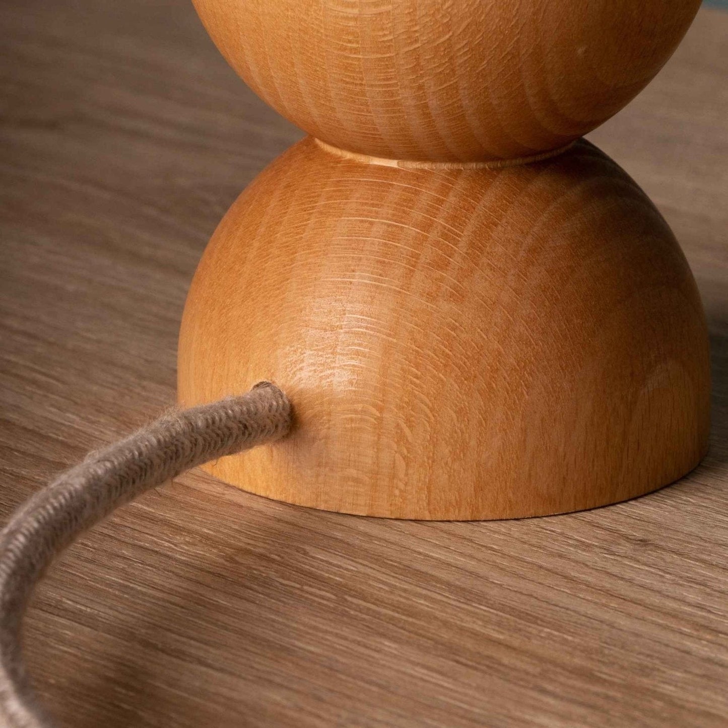 LumiWood – Trä Bordslampa med Tygskärm, Skandinavisk Nattbordslampa