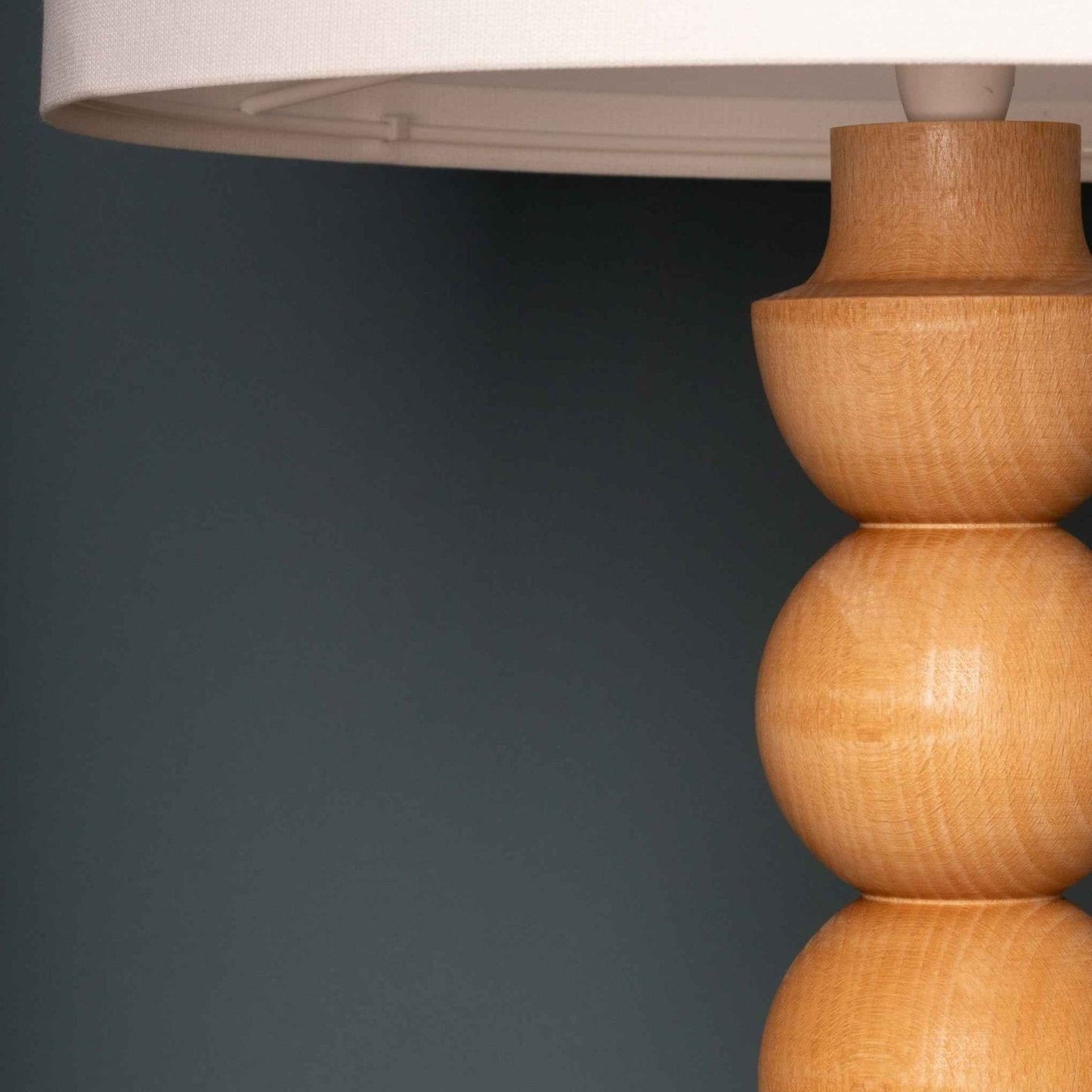 LumiWood – Trä Bordslampa med Tygskärm, Skandinavisk Nattbordslampa